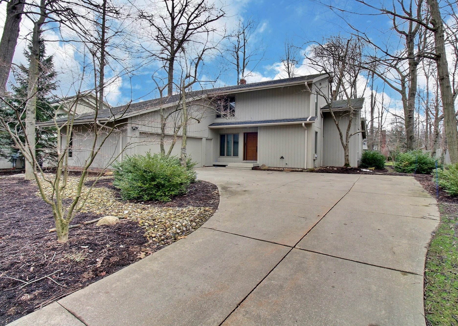 3949 Beechmont Trail Chestnut Hill Realty Inc.