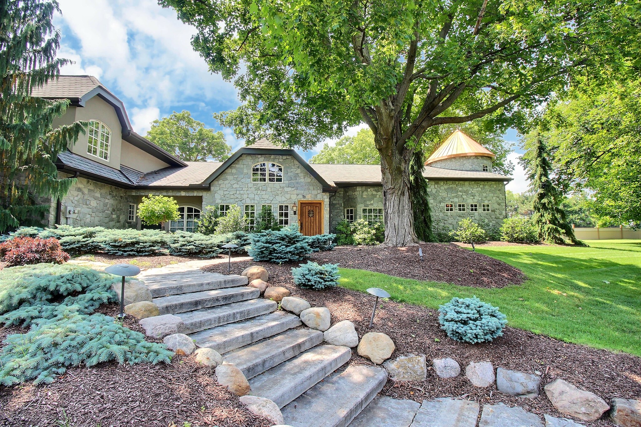 250 Lake Cove Court Chestnut Hill Realty Inc.