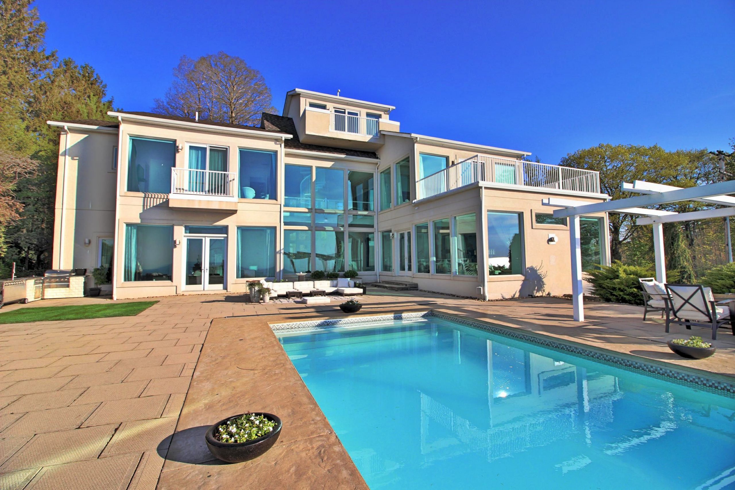 12325 Lake Shore Blvd Chestnut Hill Realty Inc.